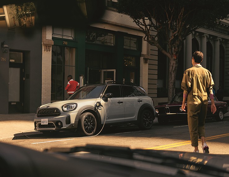 外出先で充電するMINI PHEV