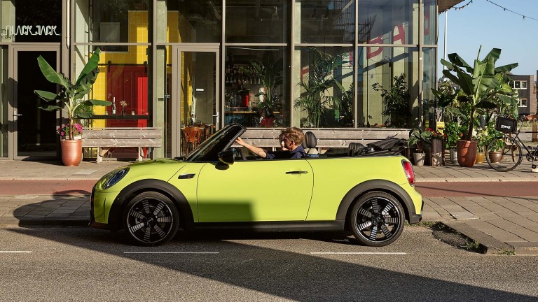 MINI CONVERTIBLE.