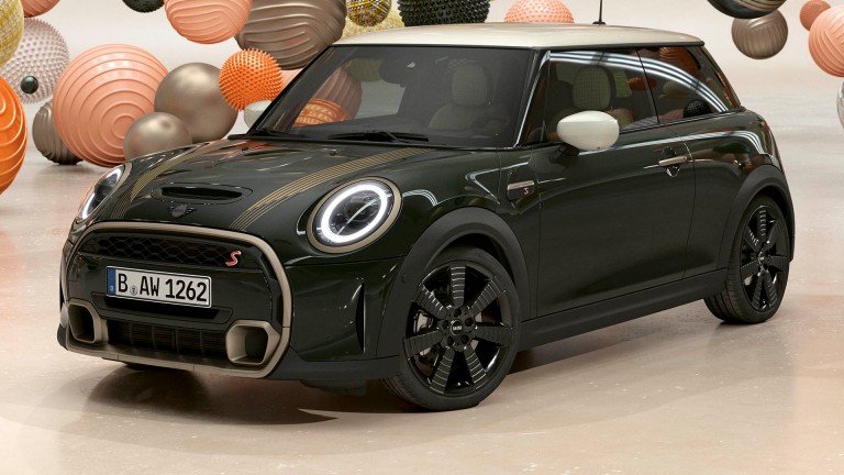 MINI Resolute Edition – Rebel Green body colour – bonnet stripes