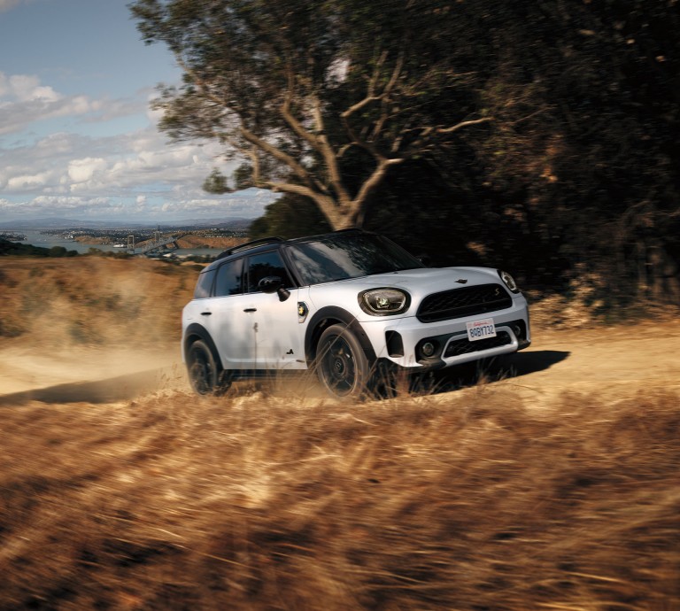 MINI Crossover PHEV –  思い切って、切りかえよう 