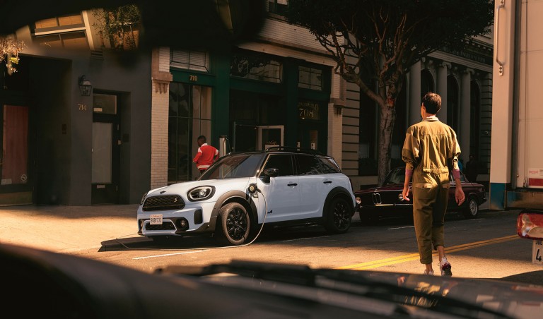 外出先で充電するMINI PHEV