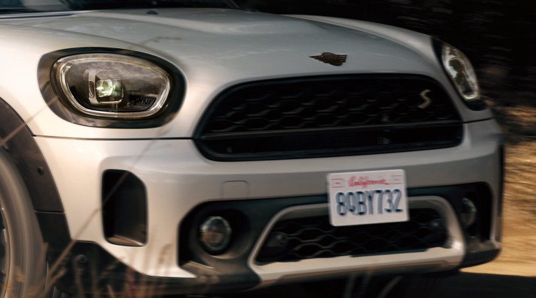 MINI Crossover PHEV – デザインを見直したフロント・グリル 