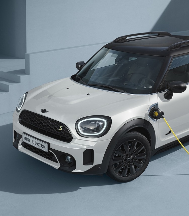 MINI Crossover PHEV – side view – silver and yellow 