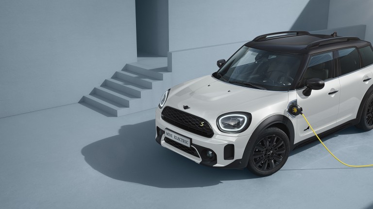 The new MINI Crossover PHEV – side view – silver and yellow 