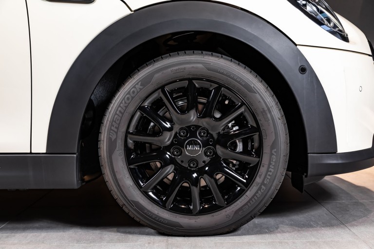 MINI全車に“スターマークタイヤ”と呼ばれる承認タイヤが標準装着されている。吉田さんの愛車では「ビクトリースポーク」と呼ばれるブラックの16インチホイールに195/55R16サイズのタイヤが組み合わされていた。