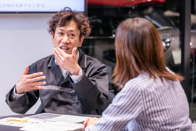 MINIつくばのサービス部サービスアドバイザー狩谷孝典氏は「安全性や快適性、耐久性などに加え、DSCやABSといったMINIのセーフティーシステムとの適合性も確認しているので、自信をもってオススメできます。」と“スターマークタイヤ”の特徴を説明。