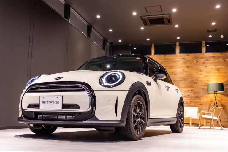「ペッパーホワイト」のボディカラーをまとった吉田由美さんの「MINI Cooper 5 Door」。シートはヒーター機能が内蔵された、肌触りのよいツイード調表皮で仕立てられていた。独特なMINIの世界観を一度のぞいてみたいという思いから購入を決断したという。